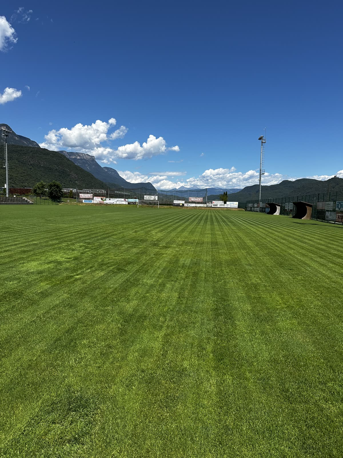 Sportplatz mit gleichmäßigem Streifenmuster