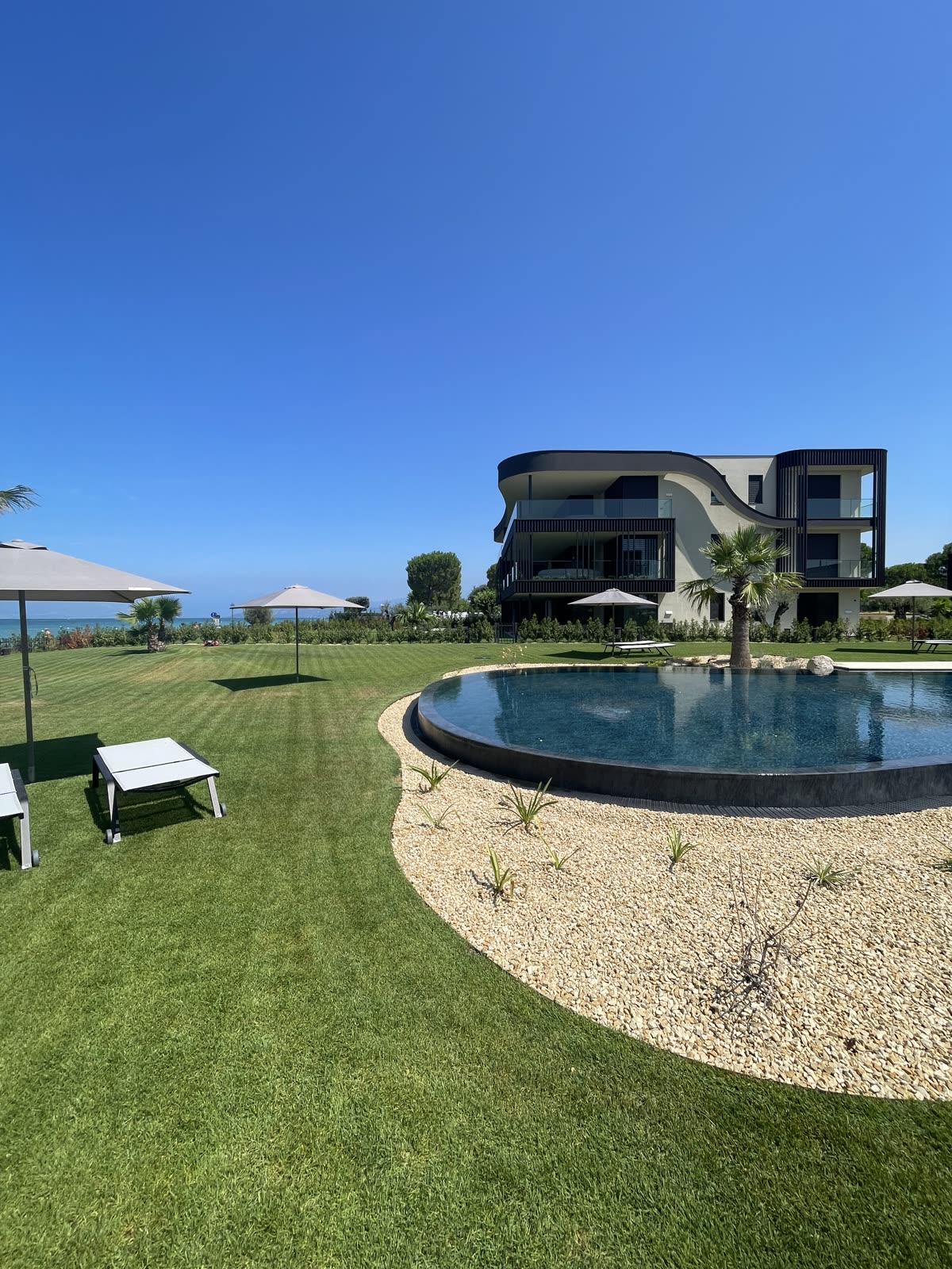 Gepflegter Garten mit Pool bei einer Kundin vor Ort